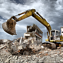 Демонтаж зданий, снести дом спецтехникой.